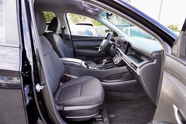 Used 2025 Black Hyundai SE image 11