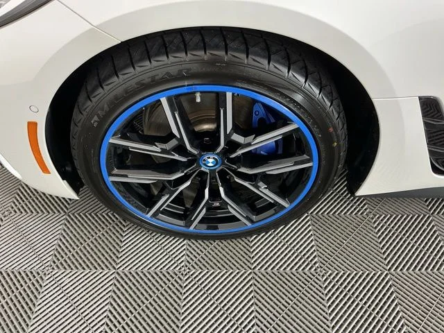 Used 2023 White BMW M50 image 32