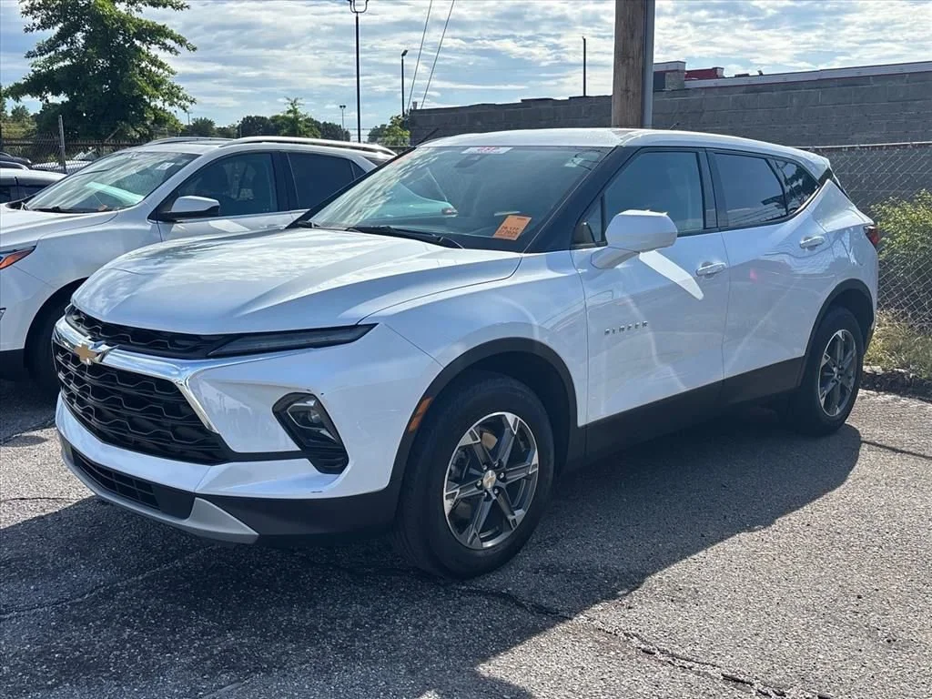 Used 2025 Summit White Chevrolet 2LT image 2
