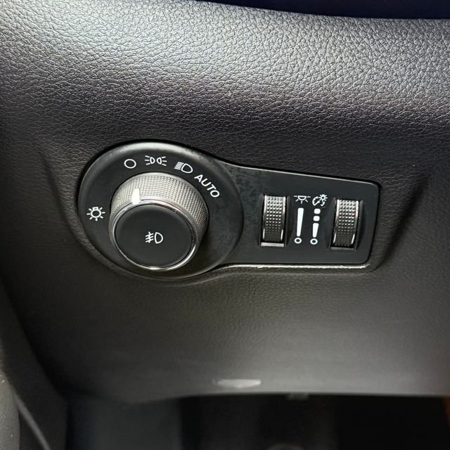 Used 2024 White Jeep Latitude image 25