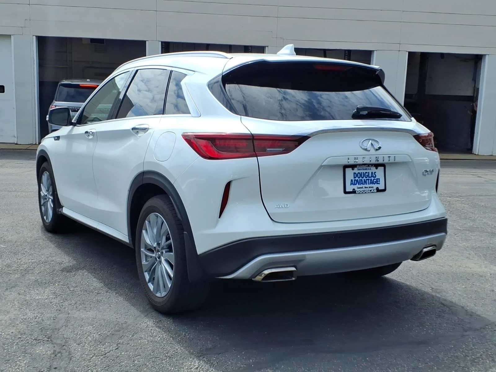 Certified Used 2025 White INFINITI LUXE image 8
