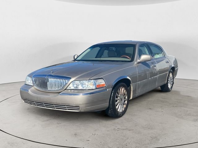 Used 2003 Lincoln Town Car Signature with VIN 1LNHM82W83Y661610 for sale in Bend, OR