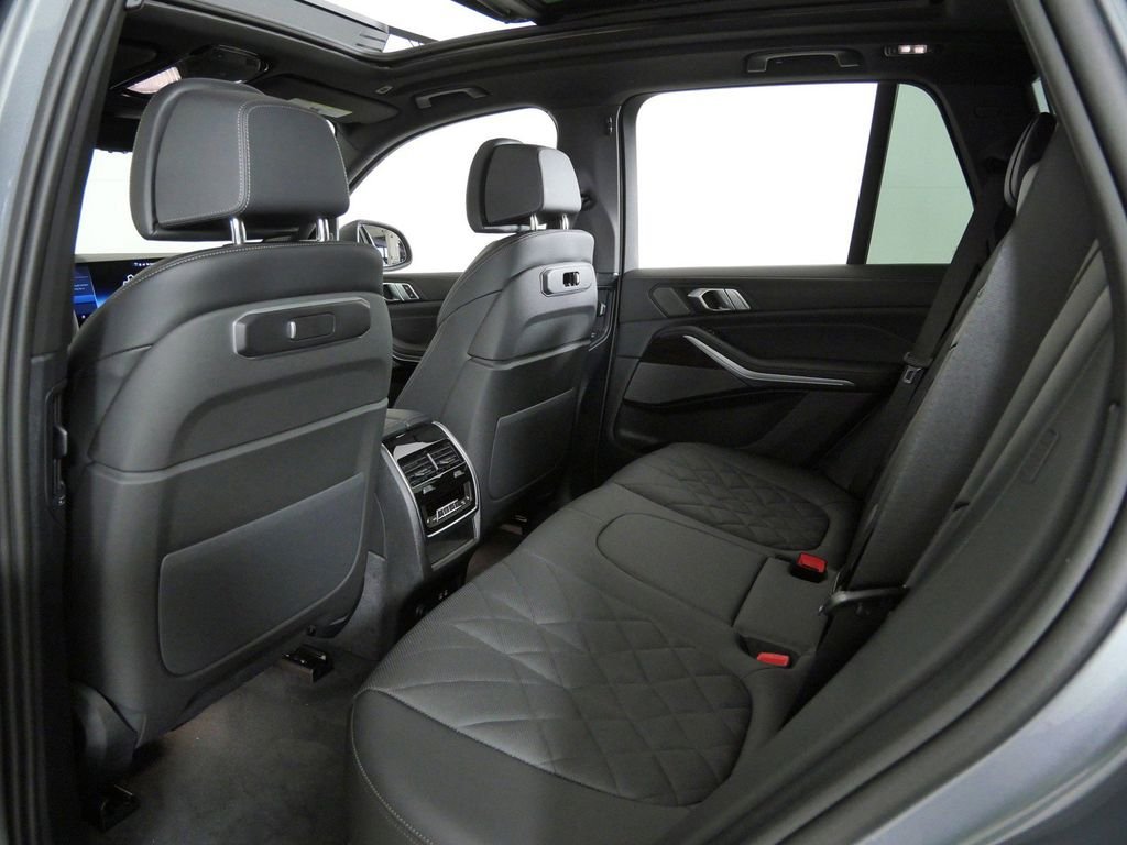 Used 2026 Skyscraper Grey Metallic BMW xDrive40i image 33
