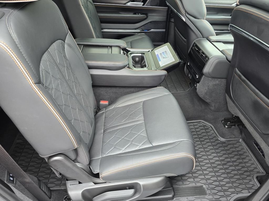 Used 2024 Diamond Black Crystal Pearlcoat Jeep Series III Obsidian image 19