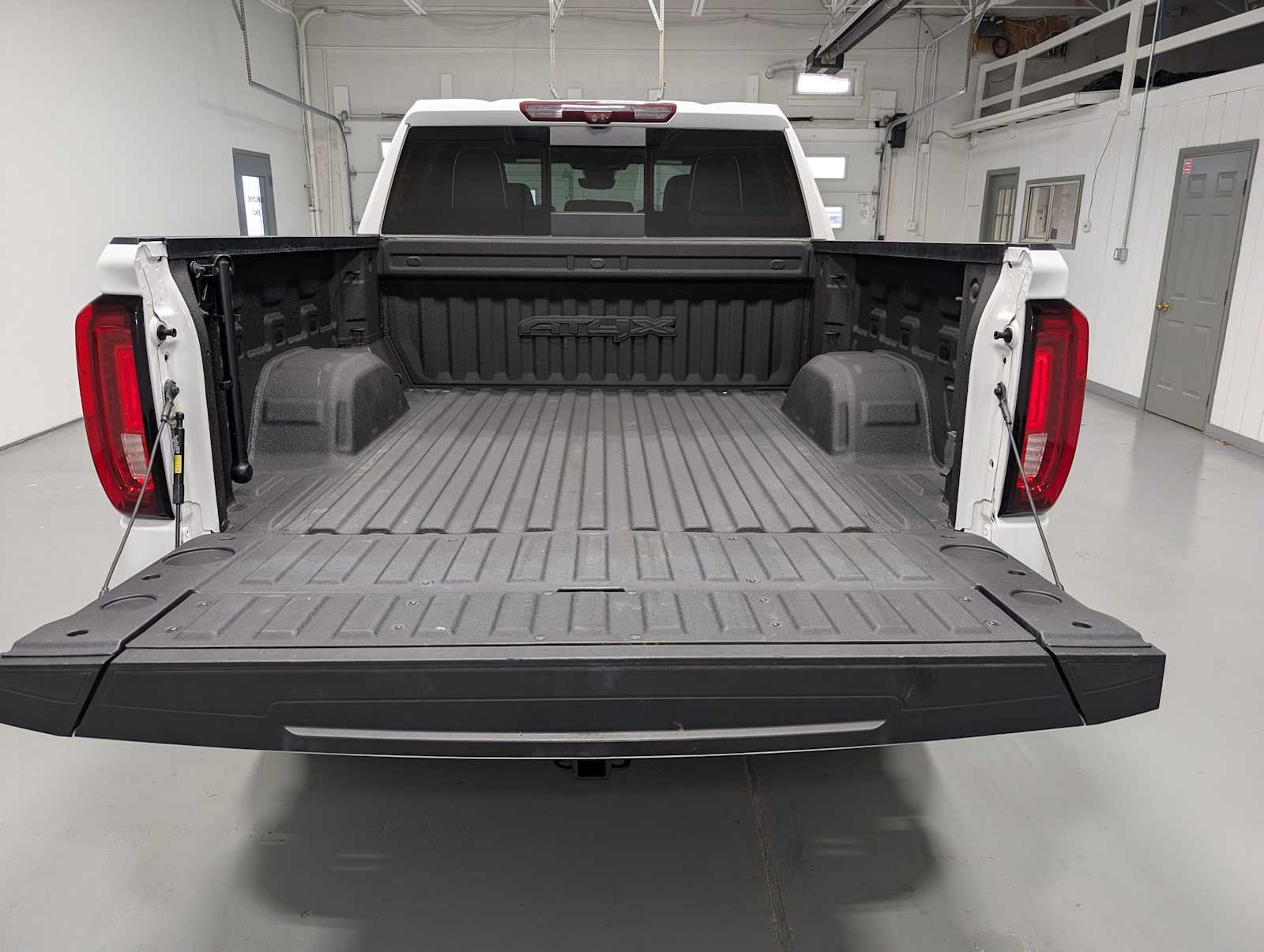 Used 2022 SUMMIT WHITE GMC AT4X image 6