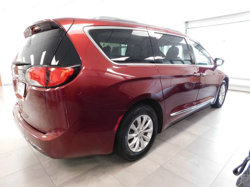 Used 2019 Velvet Red Pearlcoat Chrysler Touring L image 4