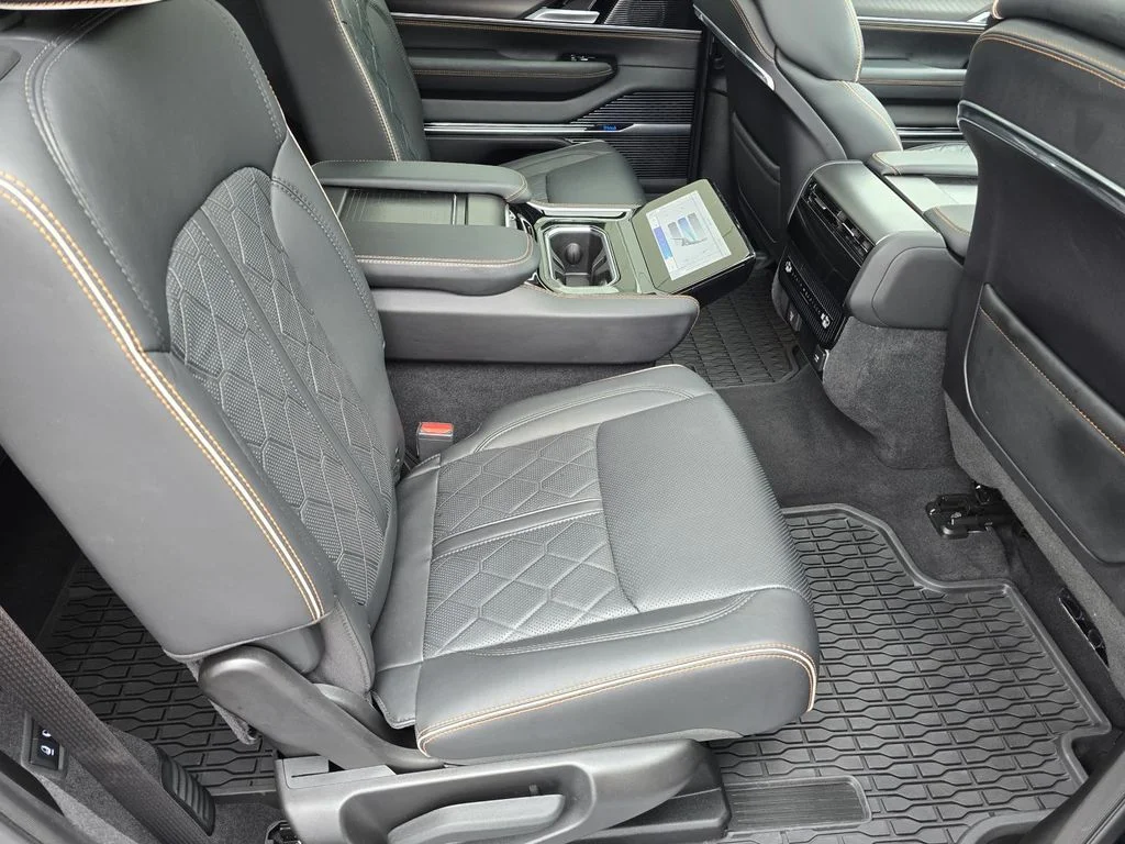 Used 2024 Diamond Black Crystal Pearlcoat Jeep Series III Obsidian image 20