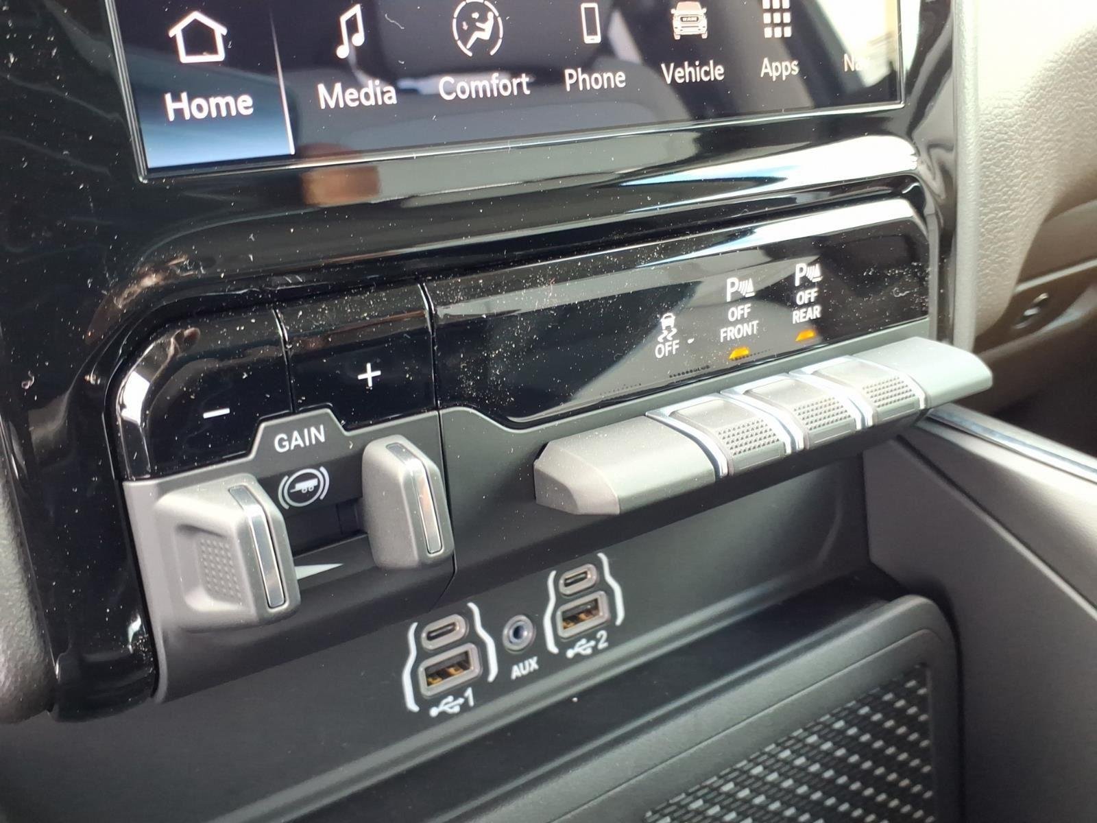 New 2026 Granite Crystal Metallic Clear-Coat Exterior Paint RAM Laramie image 10