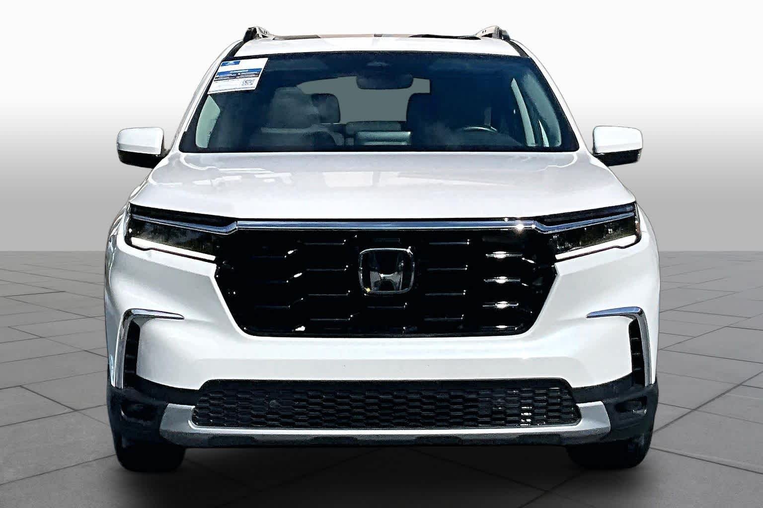 Used 2025 Platinum White Pearl Honda Touring image 4