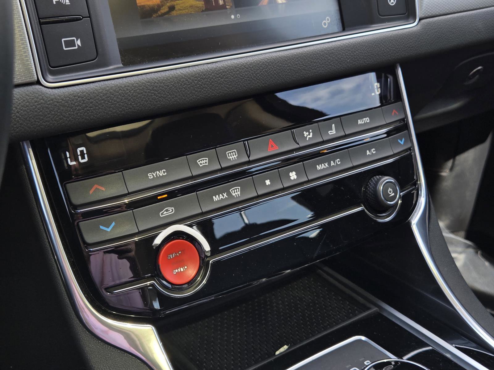 Used 2017  Jaguar 35t Premium image 21