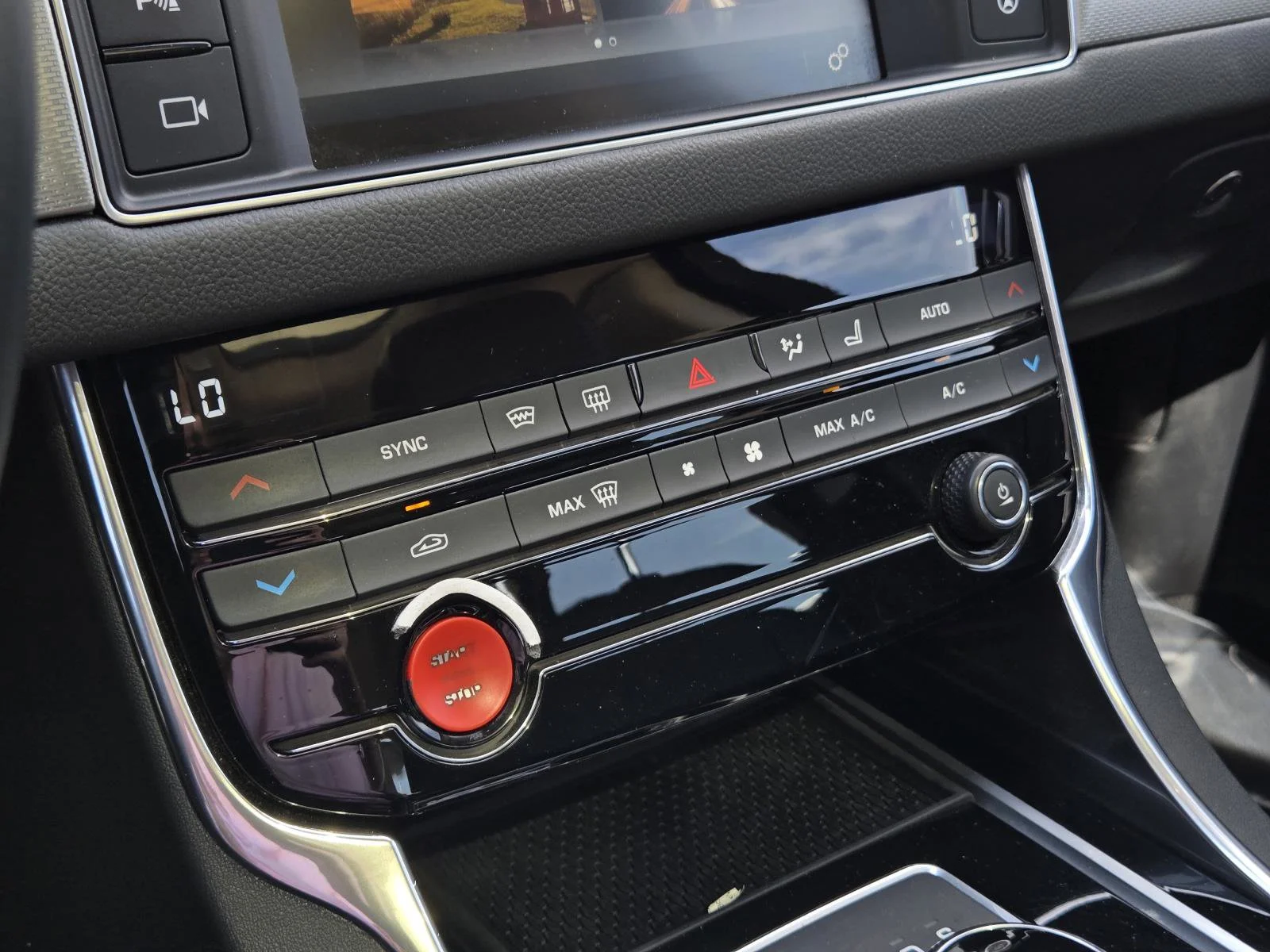 Used 2017  Jaguar 35t Premium image 21