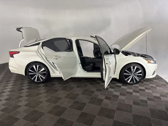 Used 2020 White Nissan 2.5 SR image 13
