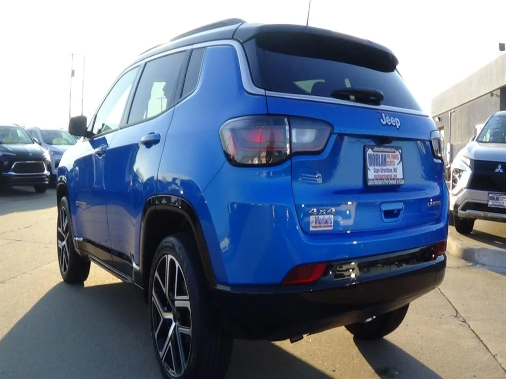 Used 2025 Hydro Blue Pearl Coat (pbj) Jeep Limited image 8