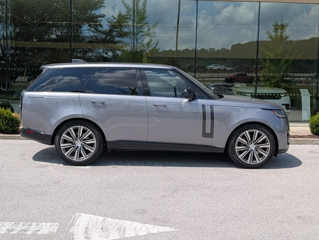 New 2023 Eiger Grey Land Rover SE image 8