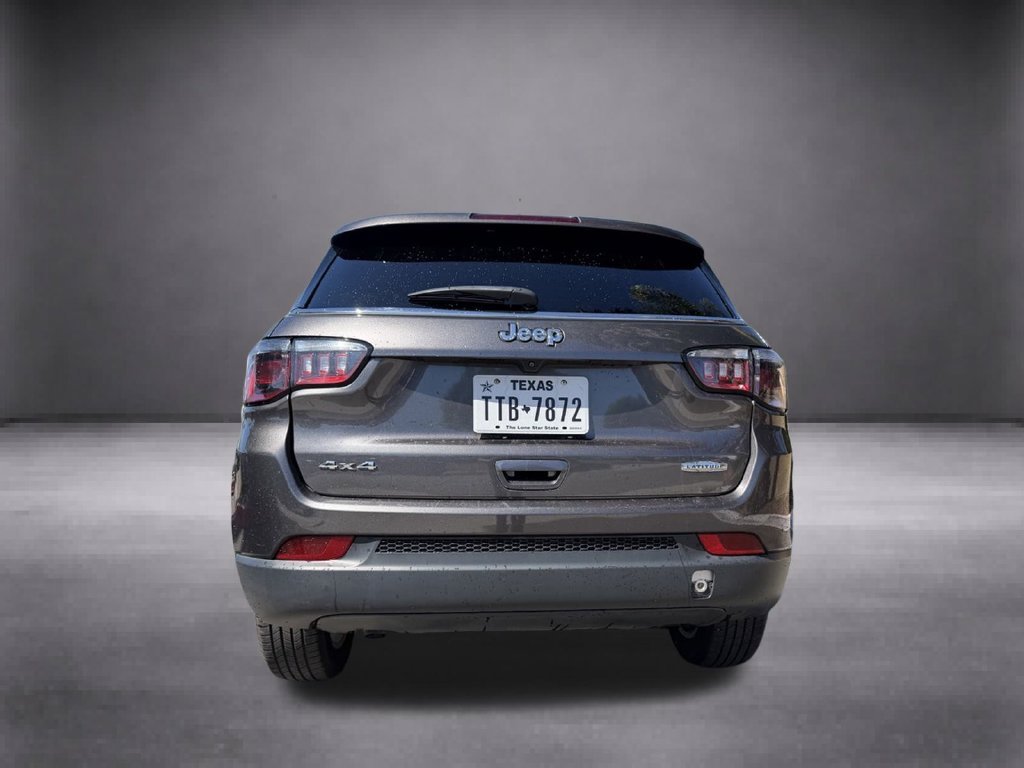 Used 2024  Jeep Latitude image 15