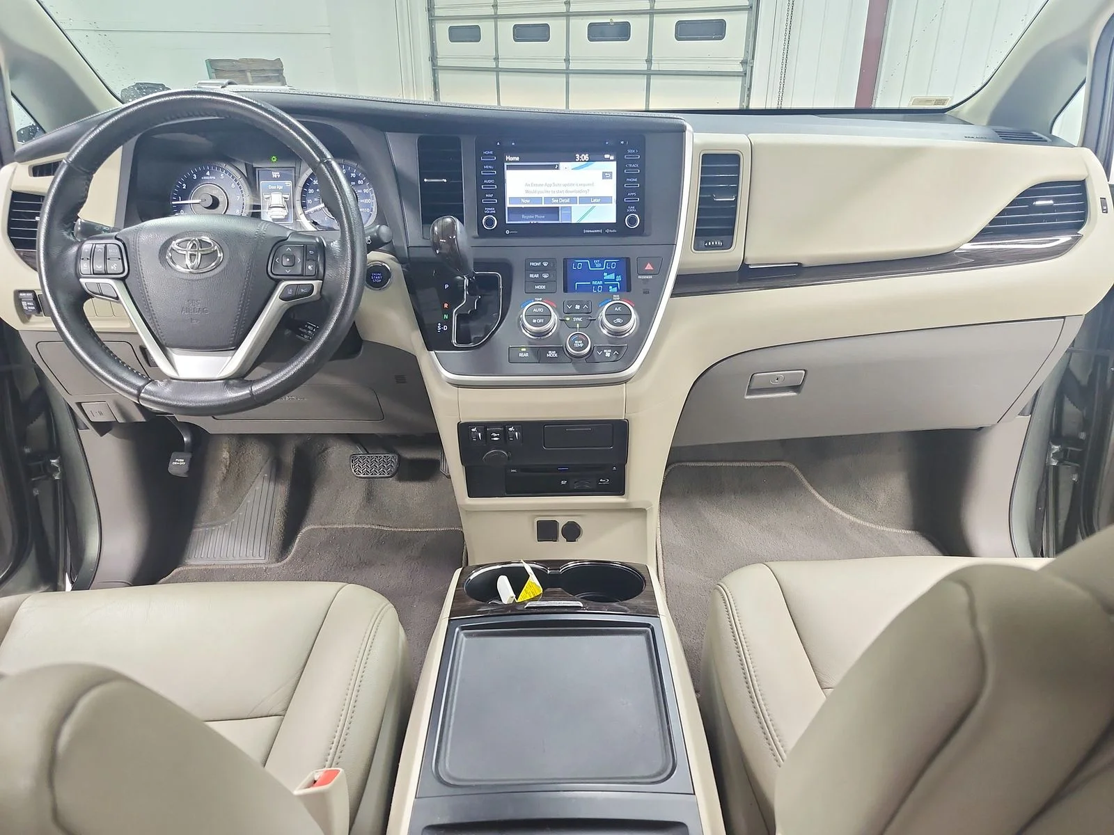 Used 2020 Green Toyota XLE Premium image 27