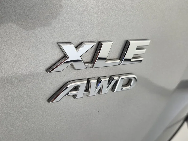 Used 2018 Silver Sky Metallic TOYOTA XLE AWD image 15