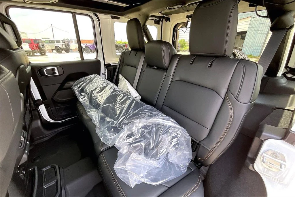 New 2026 Bright White Clear-Coat Exterior Paint Jeep Sahara image 20