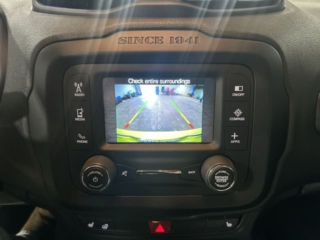 Used 2017 Hypergreen Clearcoat Jeep Latitude image 29