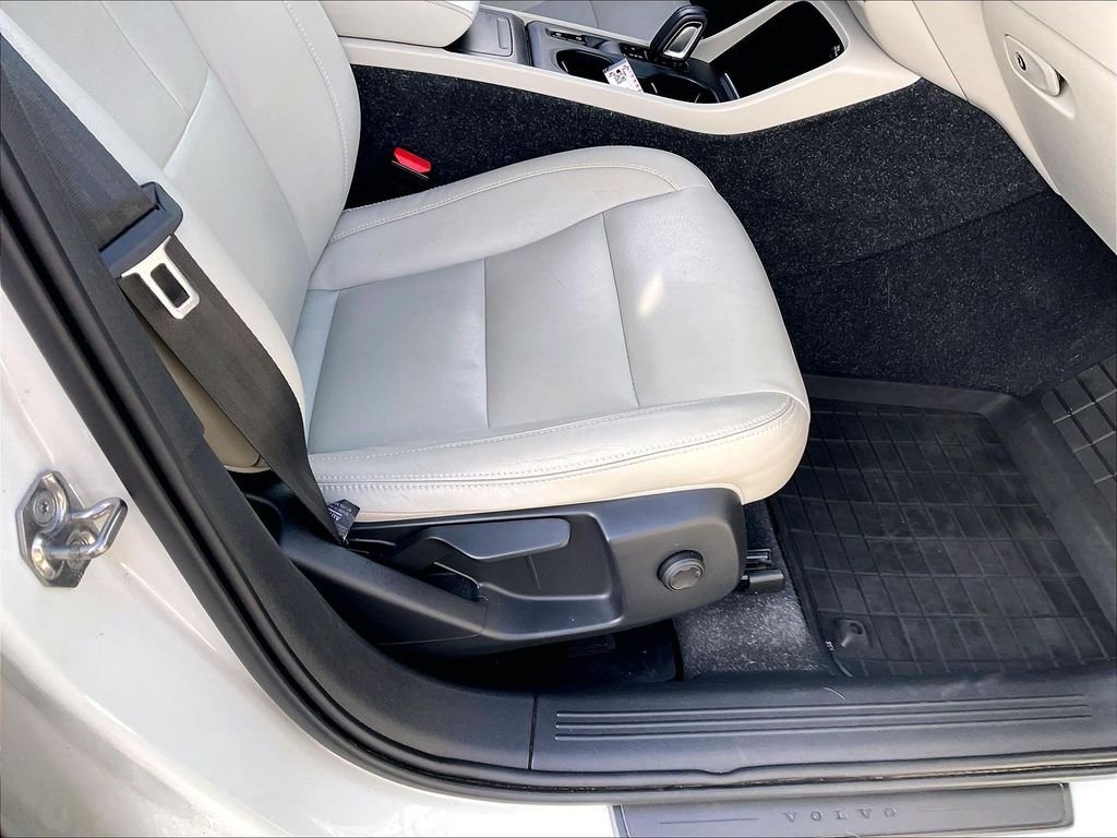 Used 2020 White Volvo Momentum image 37