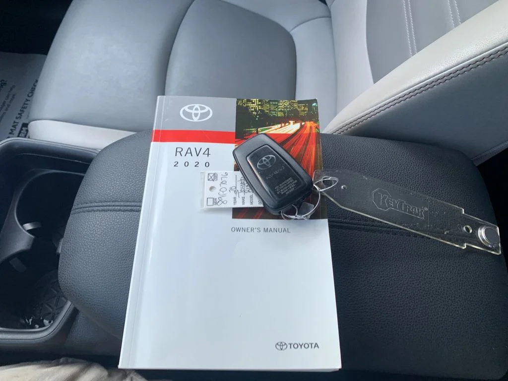 Used 2020  Toyota XLE Premium image 9