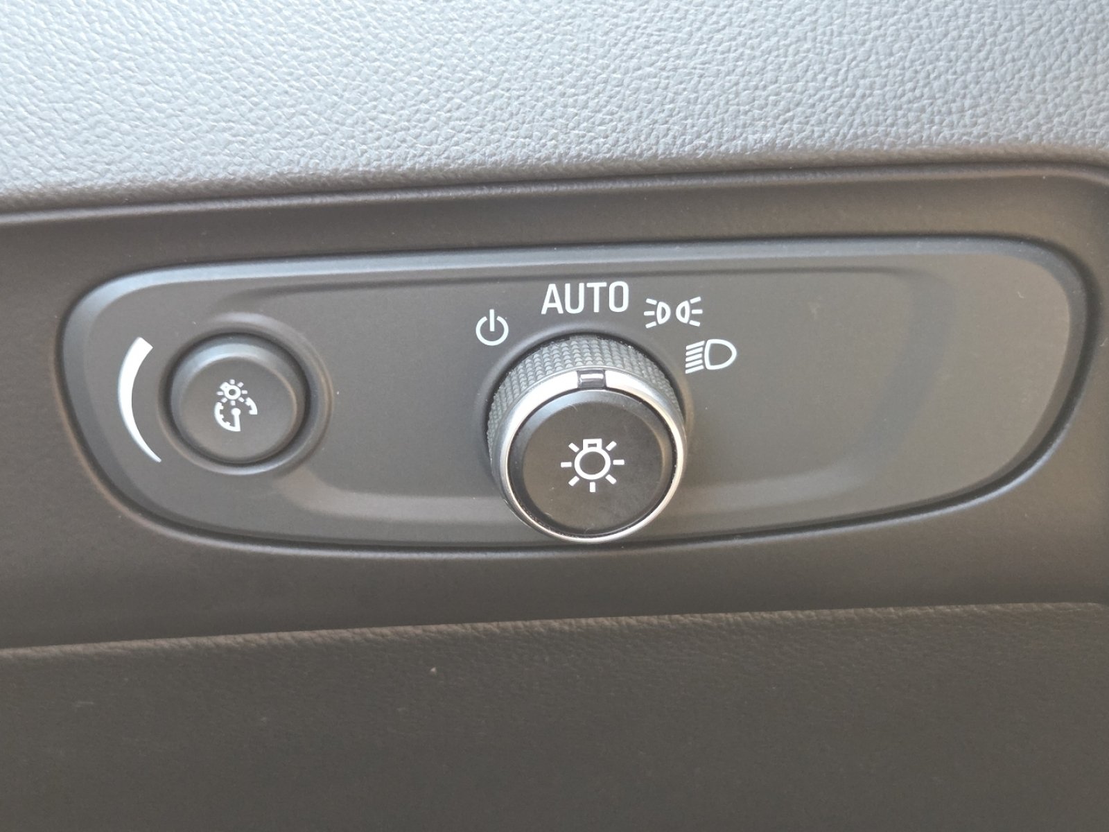 Used 2020 Quicksilver Metallic Buick Premium Group image 17