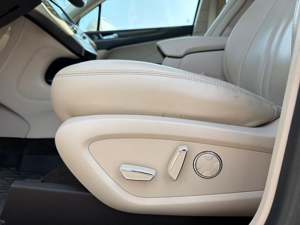 Used 2018 White Platinum Clearcoat Metallic Lincoln Reserve image 13