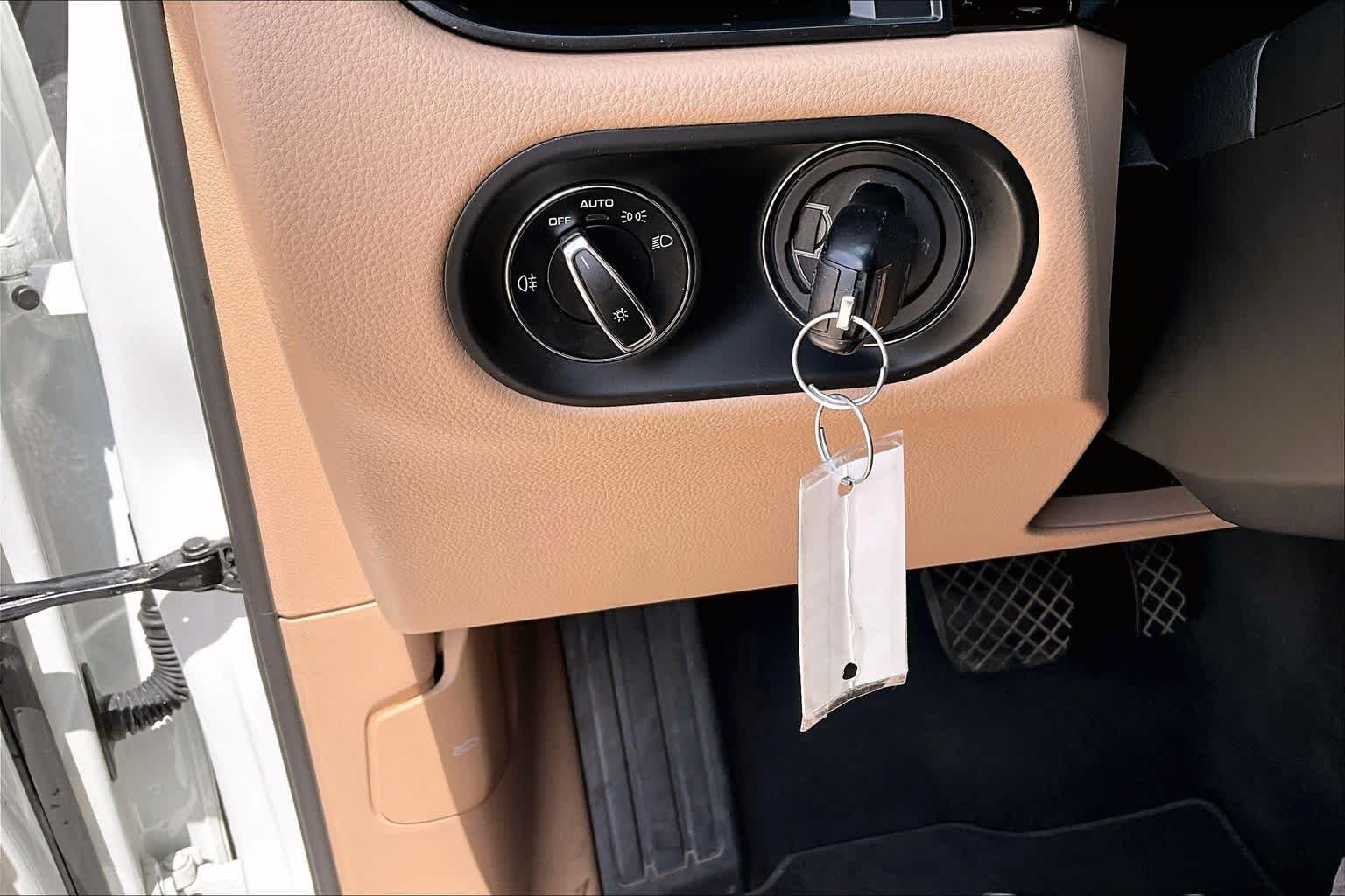 Used 2021 Carrara White Metallic Porsche  image 32
