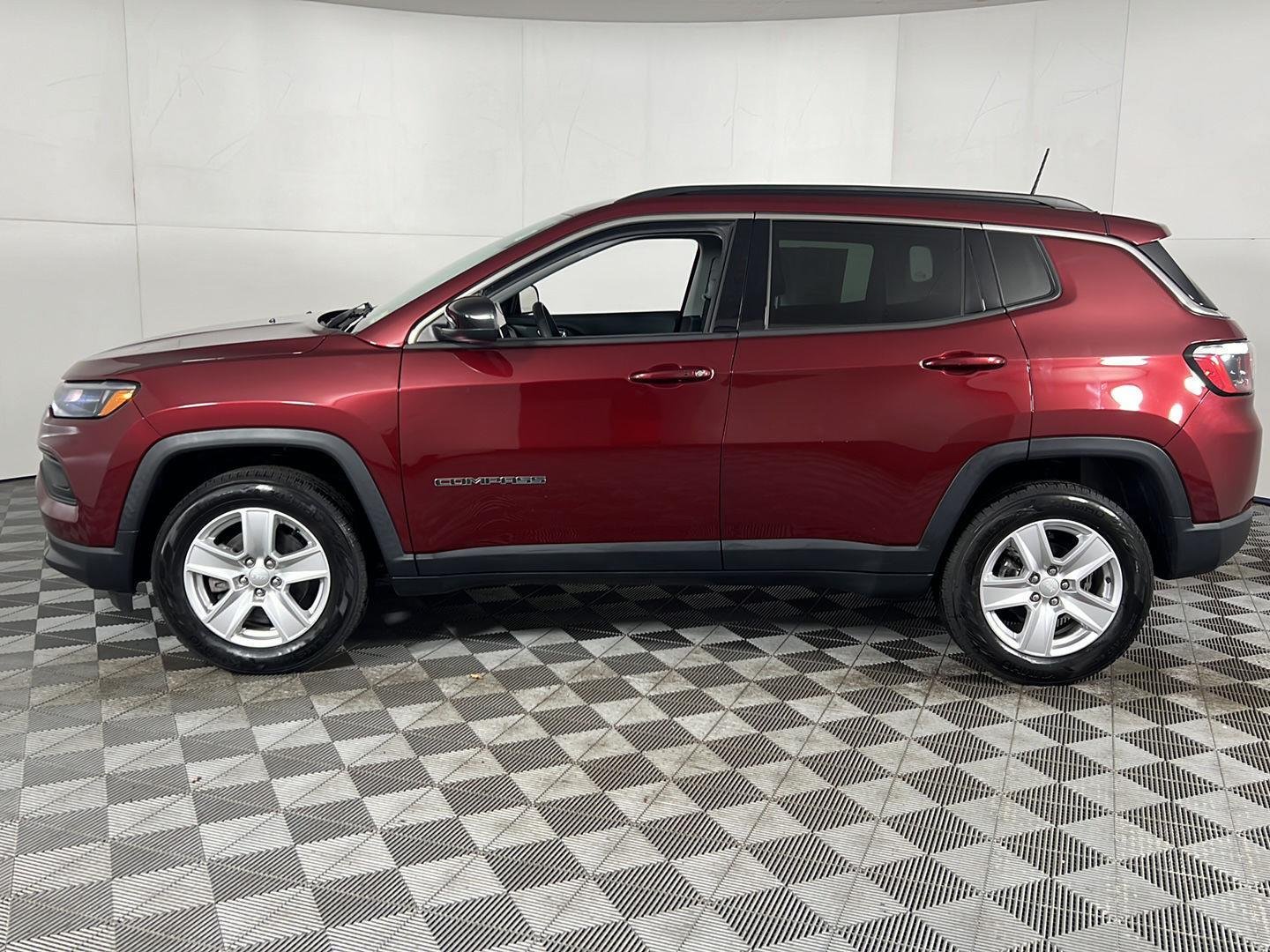 Certified Used 2022 Velvet Red Pearlcoat Jeep Latitude image 6