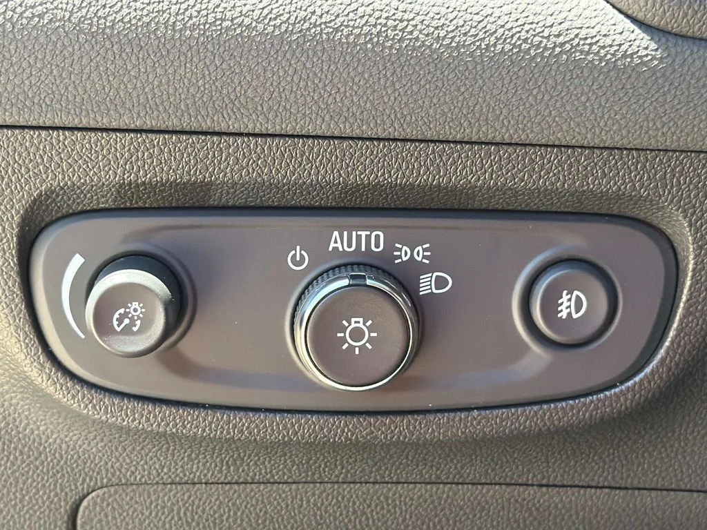 Used 2023 Red Buick Select image 33