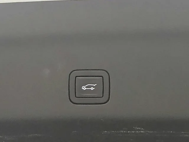 Used 2023 SUMMIT WHITE Chevrolet Premier image 25