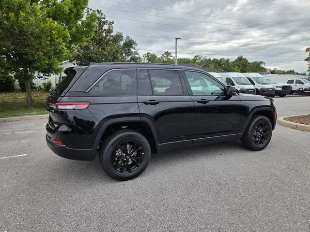 New 2026 Diamond Black Crystal Pearl-Coat Exterior Paint Jeep Laredo Altitude image 11