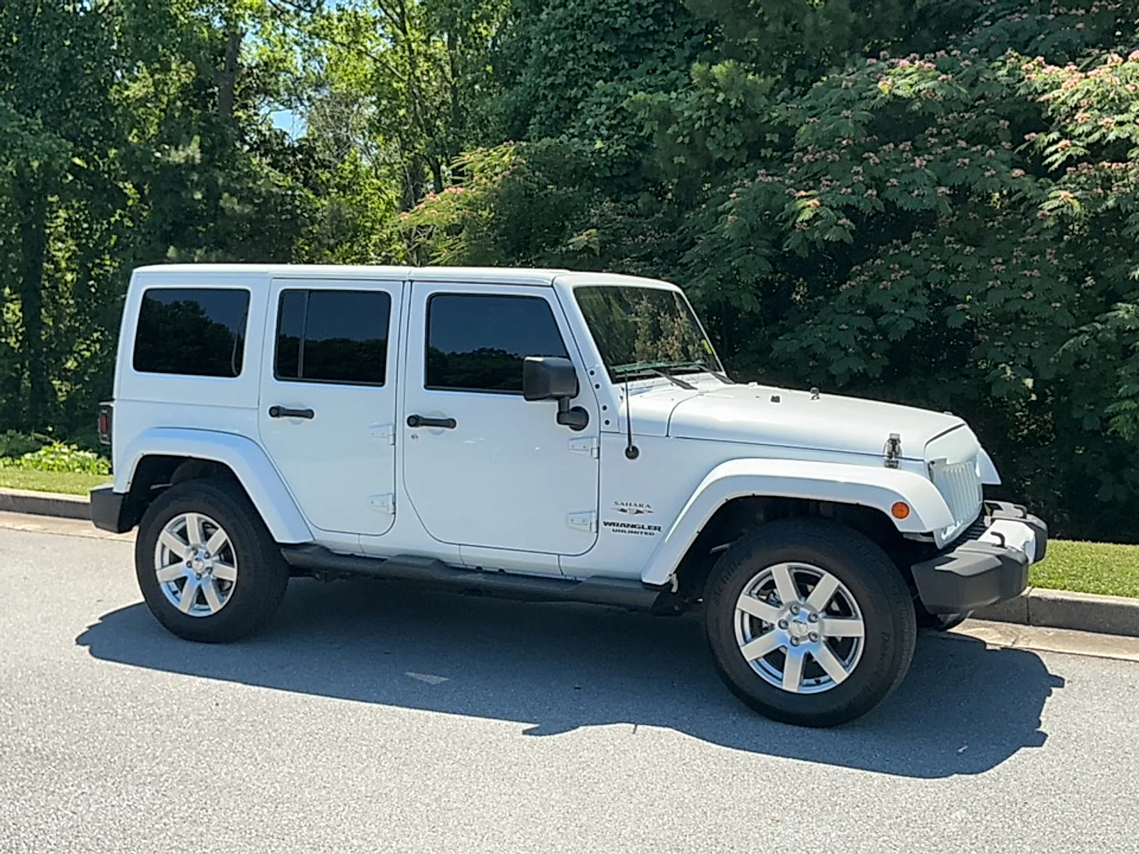 Used 2016 Bright White Clearcoat Jeep Sahara image 1