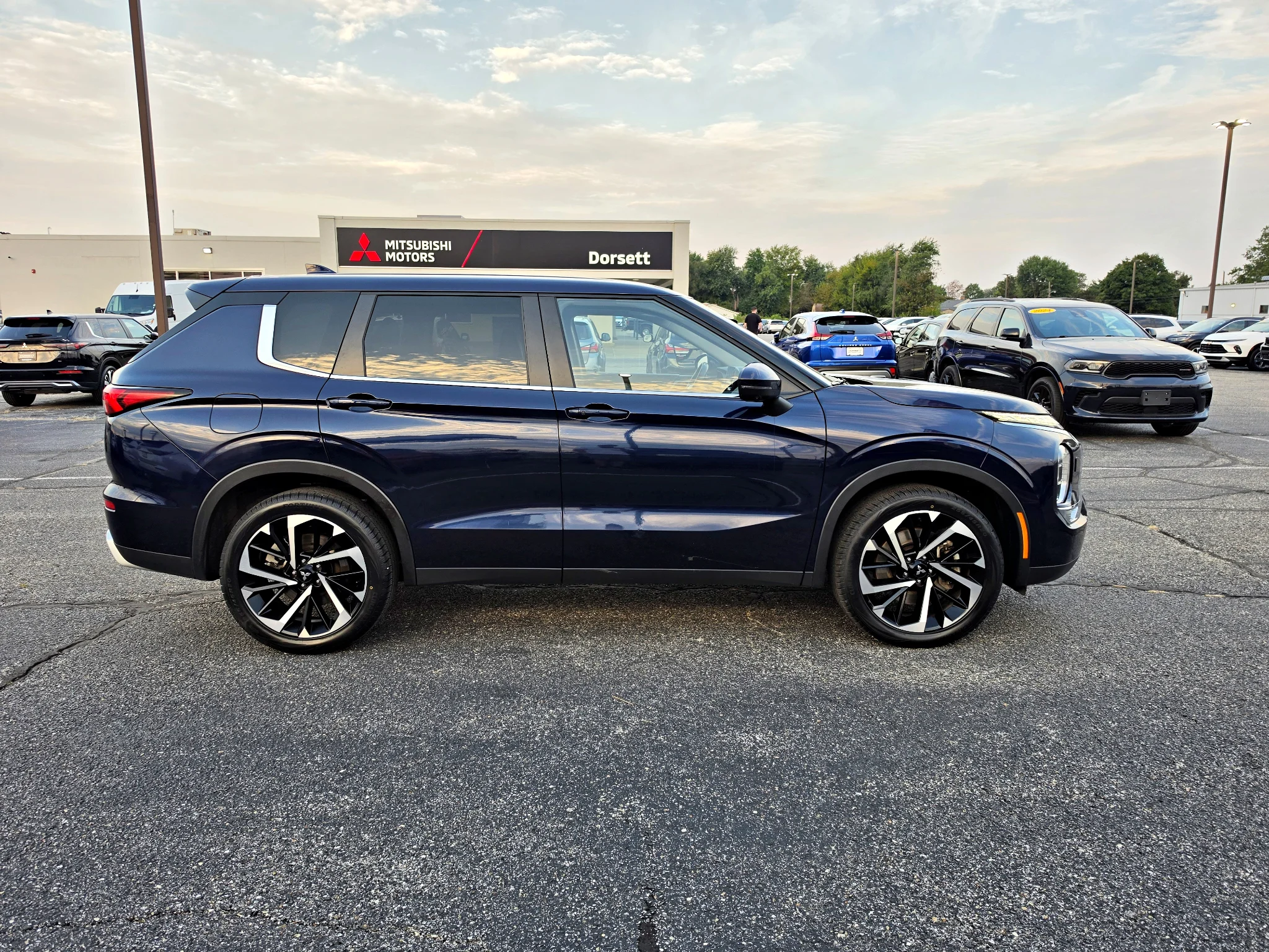 Used 2024 Cosmic Blue Metallic Mitsubishi SE image 5