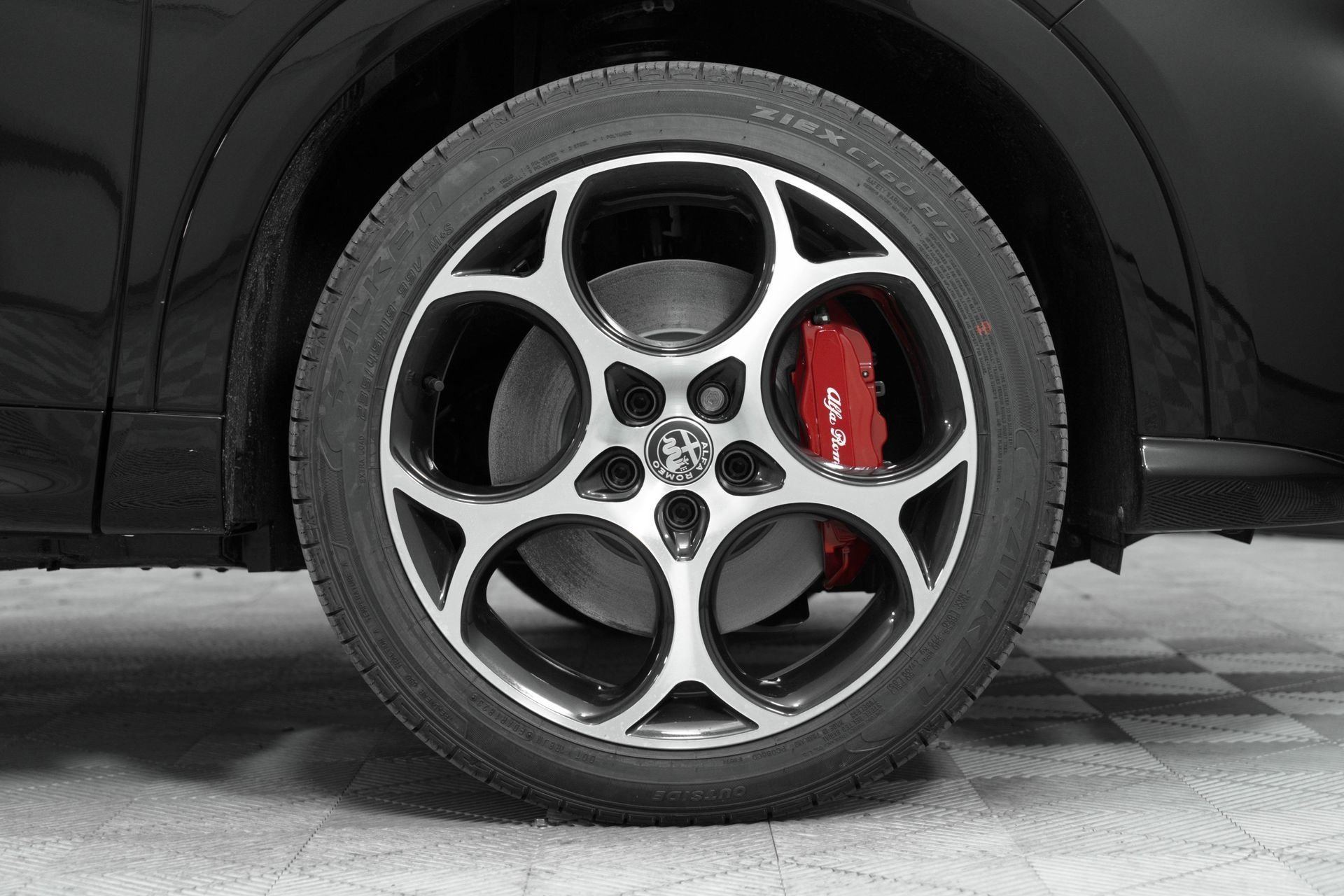 New 2025 Alfa Black Exterior Paint Alfa Romeo Base image 9