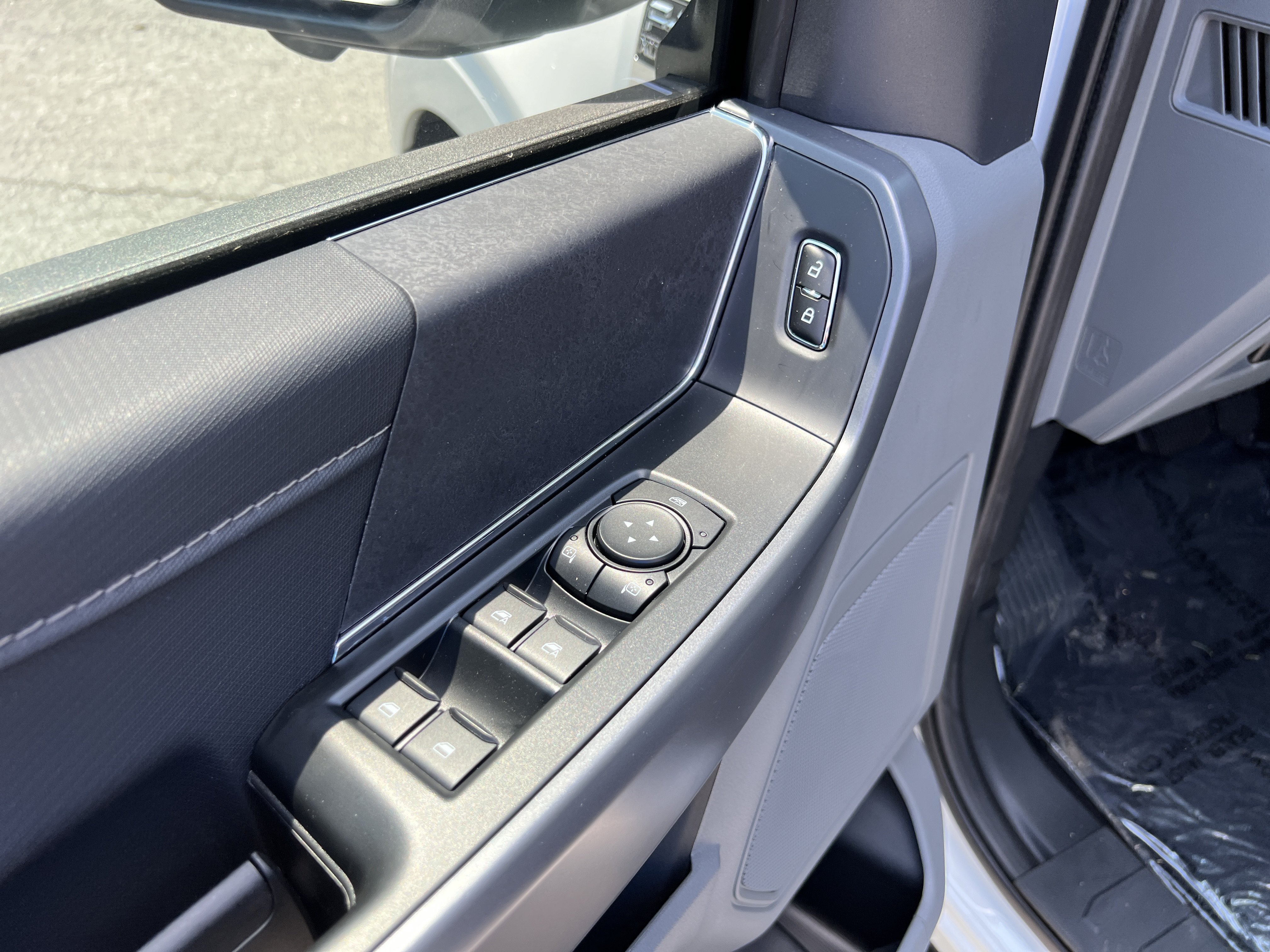 New 2026 Oxford White Ford XLT image 10