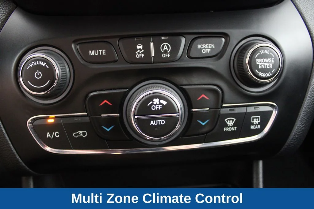 Used 2019 Bright White Clearcoat Jeep Latitude Plus image 9