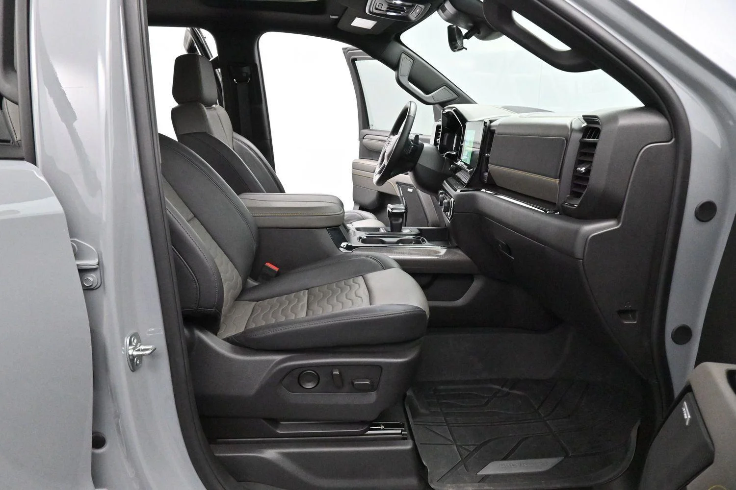 Used 2025 Slate Gray Metallic Chevrolet ZR2 image 32