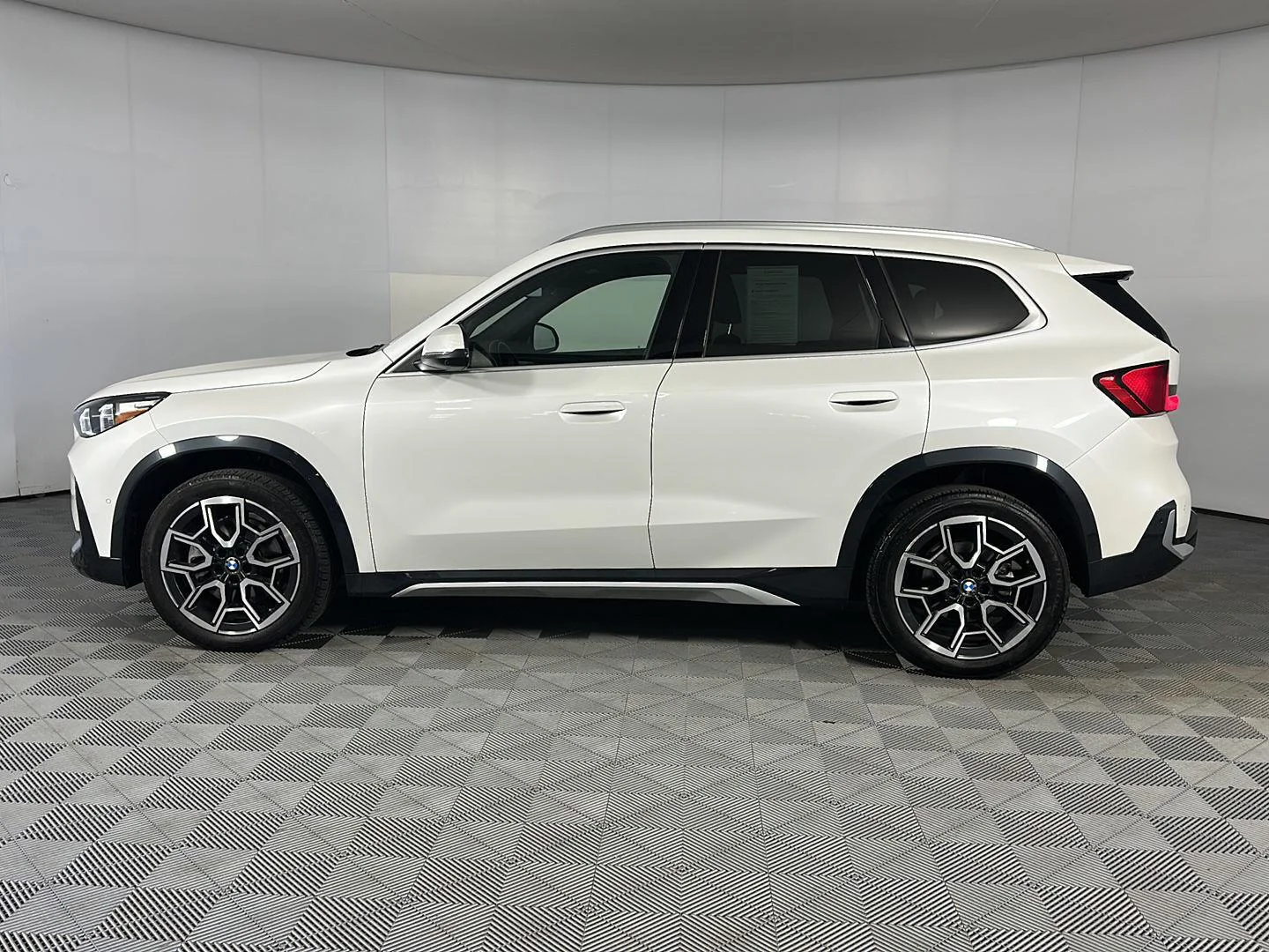 Used 2025 Mineral White Metallic BMW xDrive28i image 4