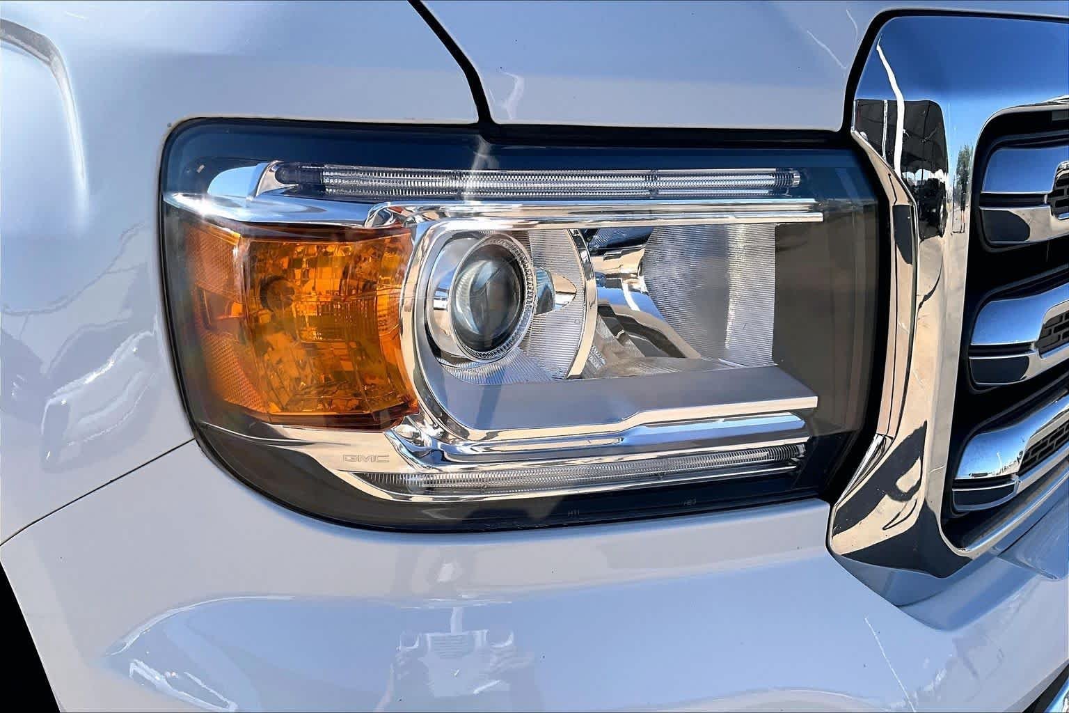 Used 2017 Summit White GMC 4WD SLT image 25