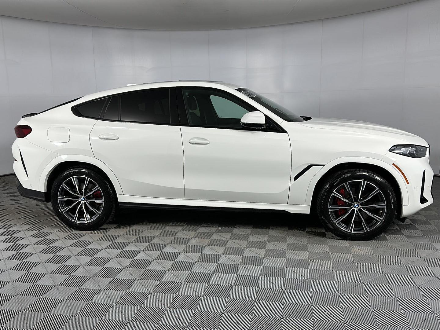 Used 2025 Alpine White BMW xDrive40i image 34