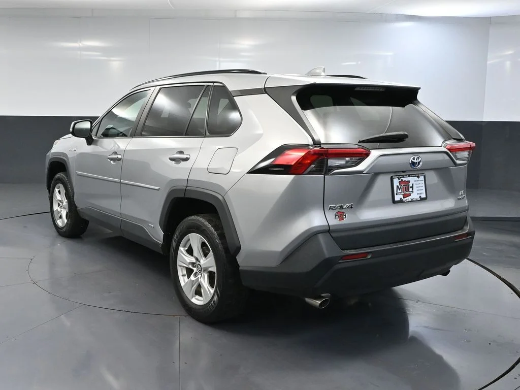 Used 2019 Silver Toyota LE image 9
