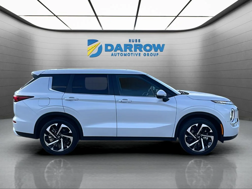 Used 2024 Silver Mitsubishi SE image 6