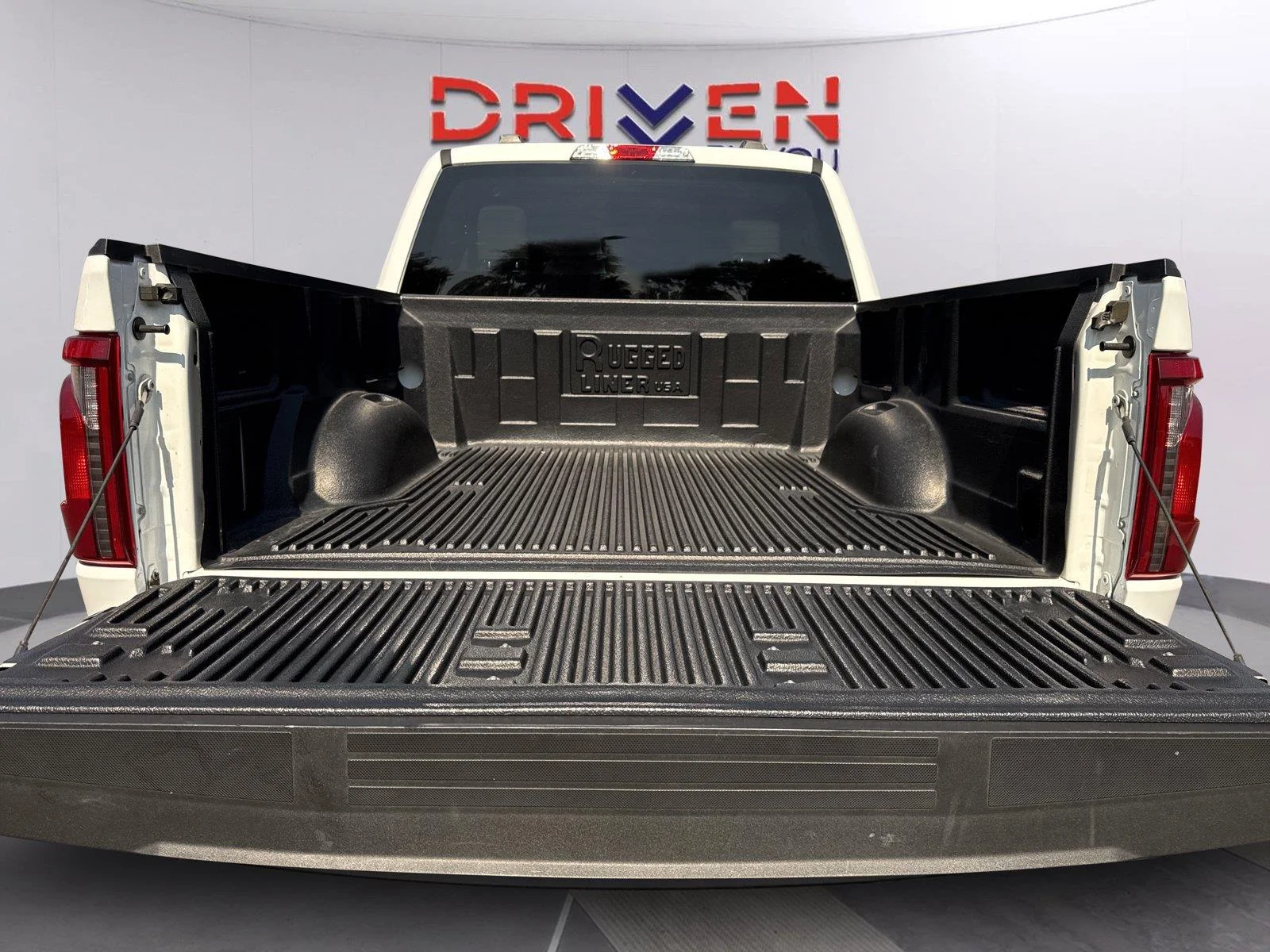Used 2025 Oxford White Ford XLT image 28