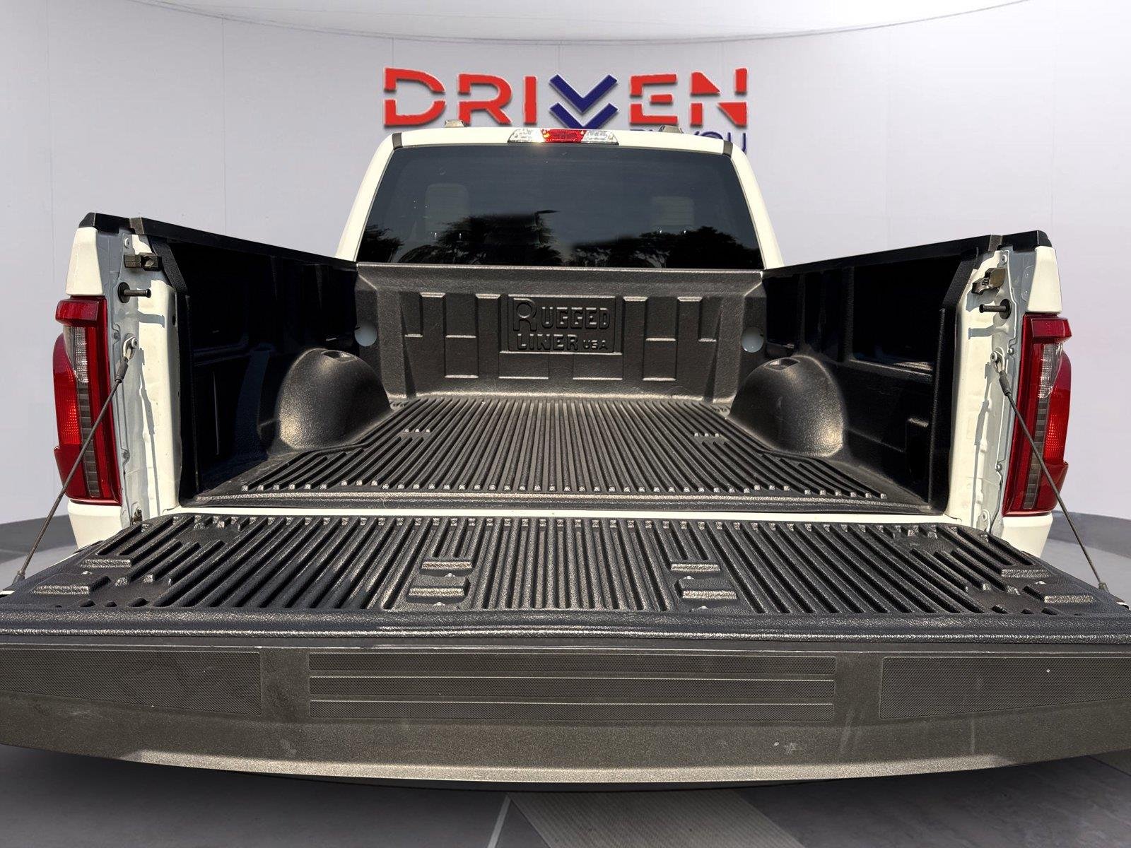 Used 2025 Oxford White Ford XLT image 28