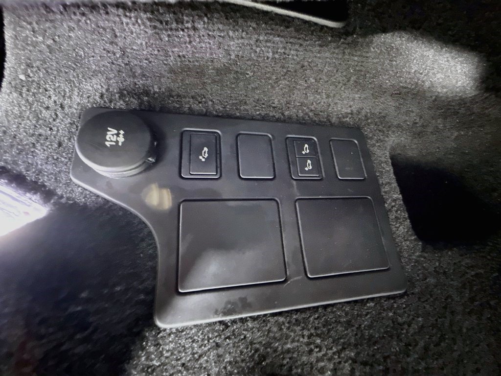 Used 2018 Narvik Black Land Rover HSE image 40