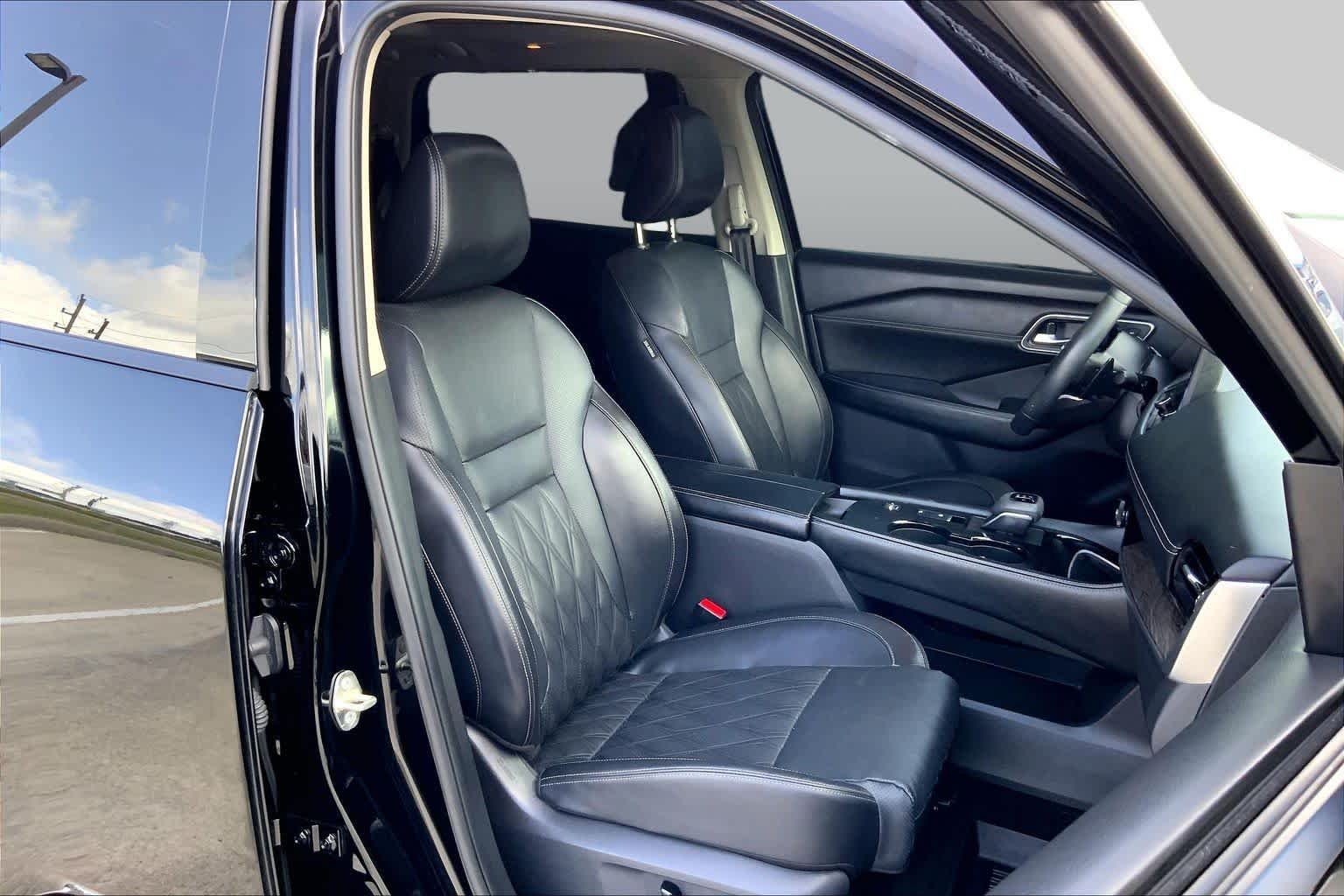 Used 2024 Super Black Nissan Platinum image 9