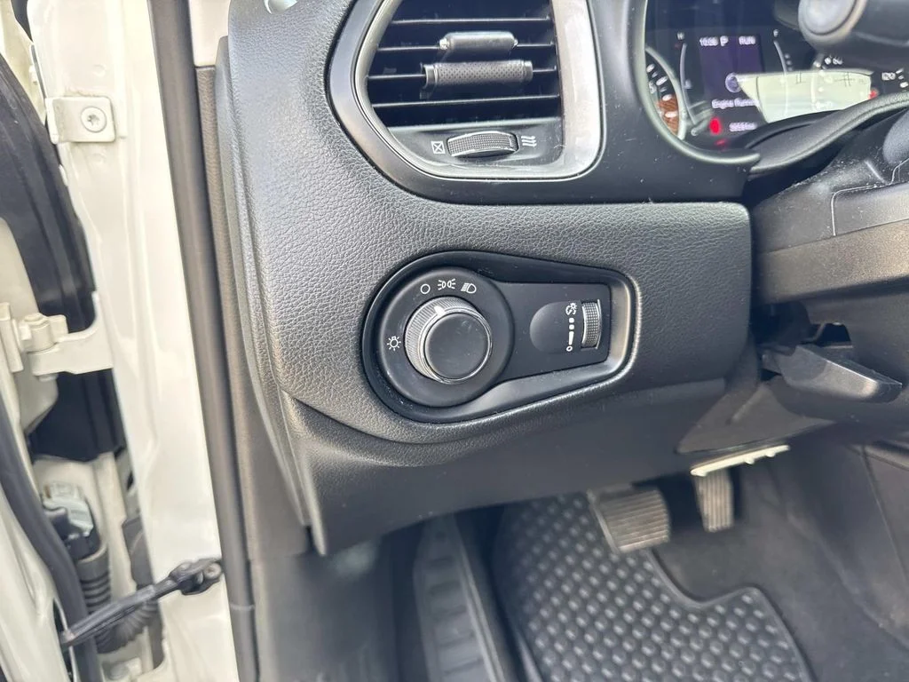 Used 2023 Alpine White Clearcoat Jeep Latitude image 20