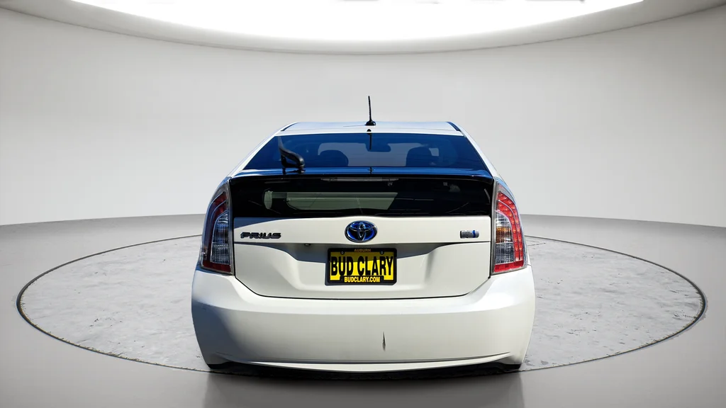 Used 2015 White Toyota Three image 4