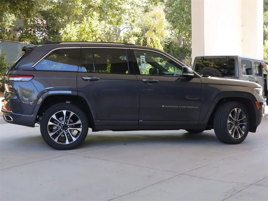 New 2023 Baltic Gray Metallic Clear-Coat Exterior Paint Jeep Overland image 4